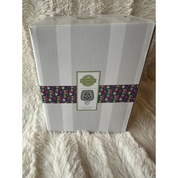 Scentsy Cut it Out Pumpkin Mini Warmer Fall, Halloween Wax Warmer Retired NIB sb - Picture 2 of 2